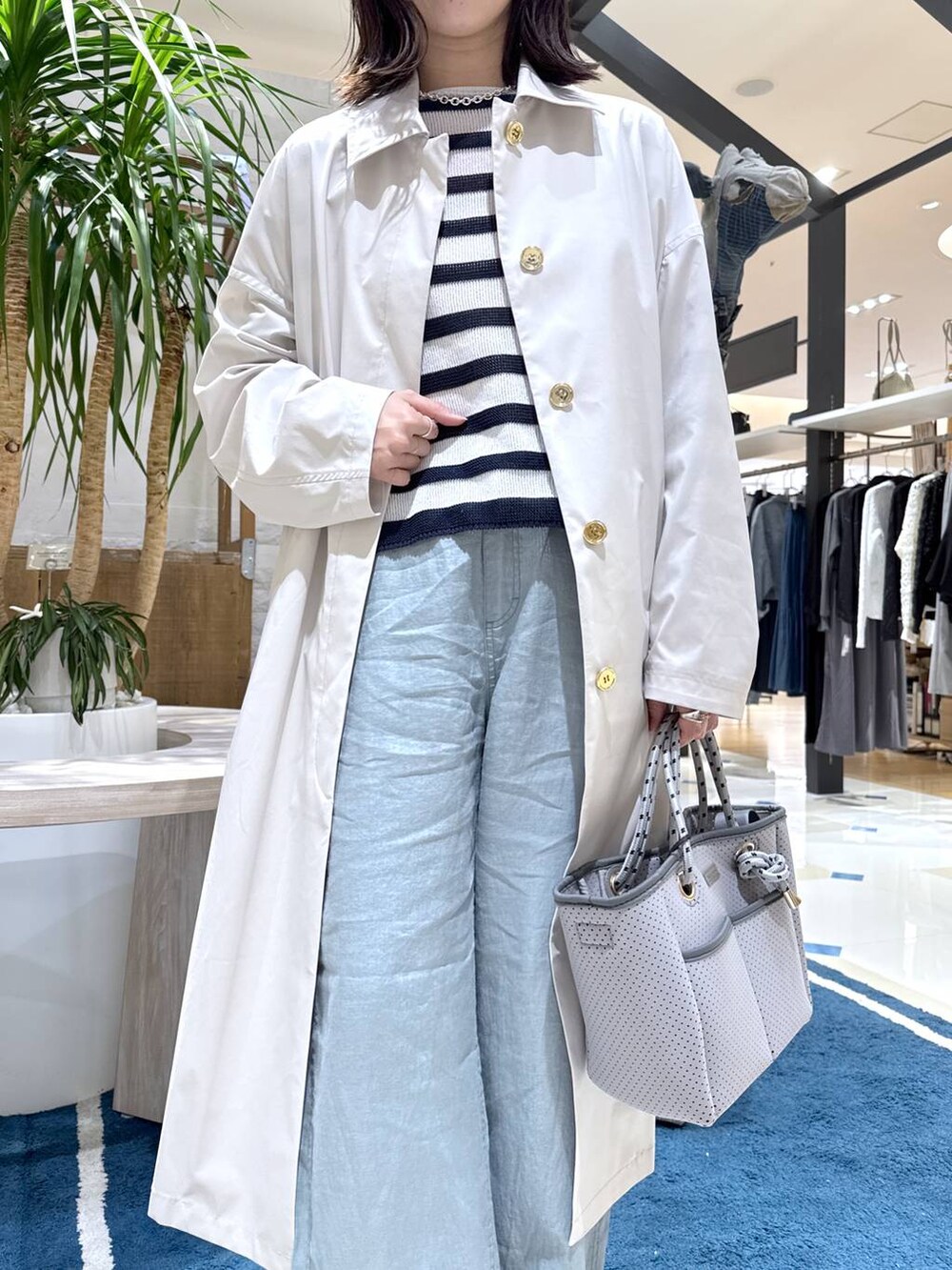 ホワイト系のニット/セーター、グリーン系のその他パンツ、グレー系のステンカラーコートを着用したレディースの春コーディネートの4枚目の写真