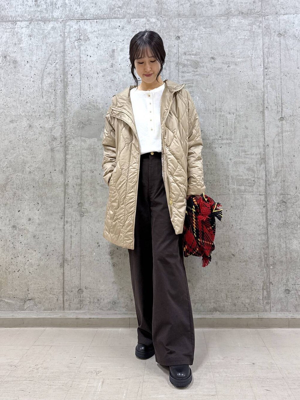 ブラック系のブーツ、ベージュ系のブルゾン、ホワイト系のTシャツ/カットソーを着用したレディースの秋コーディネートの4枚目の写真