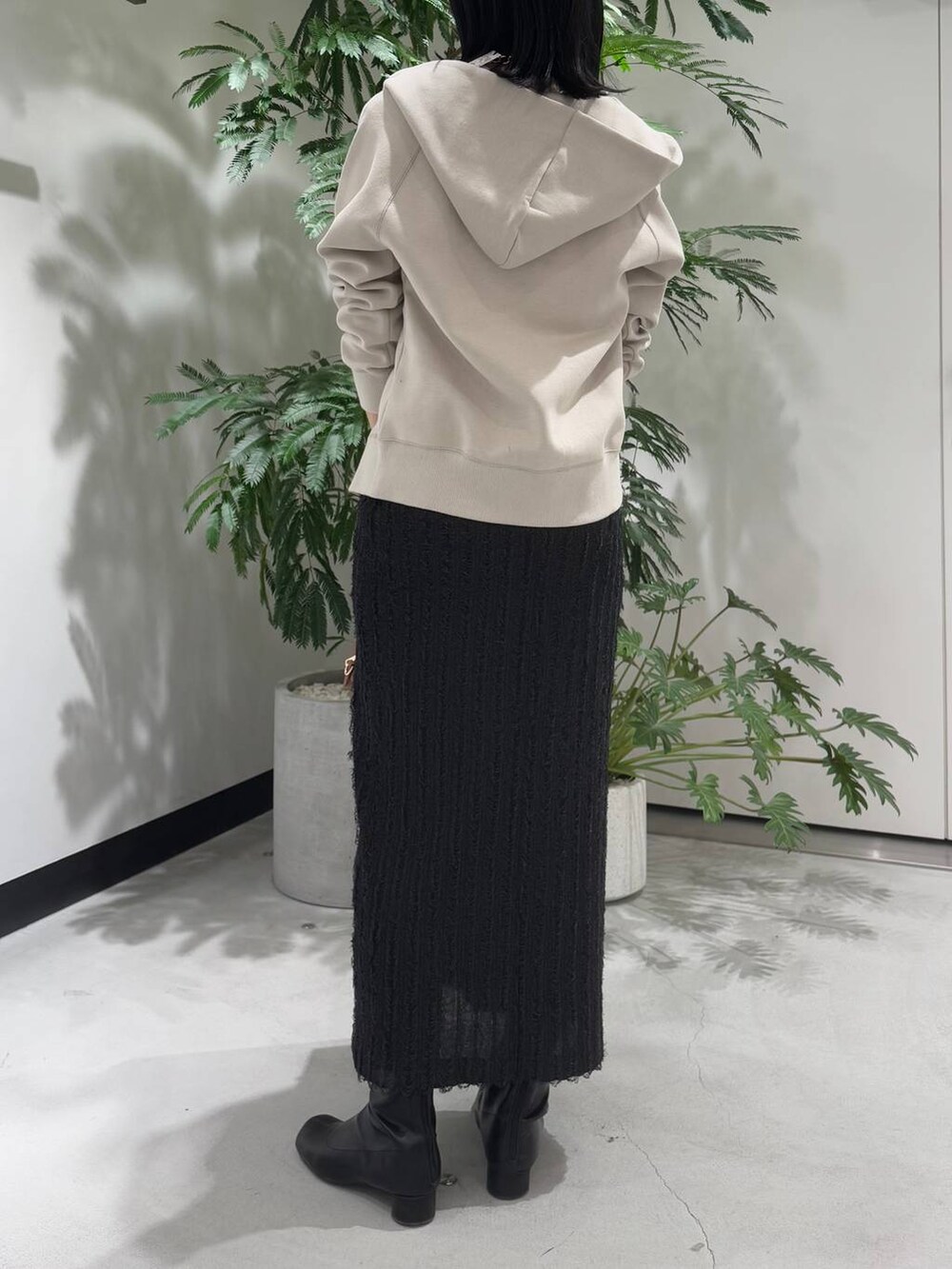 ホワイト系のTシャツ/カットソー、ベージュ系のパーカー、イエロー系のボストンバッグを着用したレディースの冬コーディネートの3枚目の写真