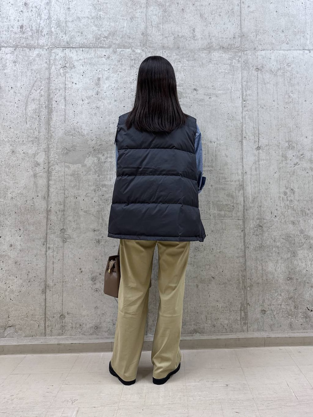 ブラック系のローファー、ベージュ系のショルダーバッグ、ベージュ系のチノパンツを着用したレディースの秋コーディネートの3枚目の写真