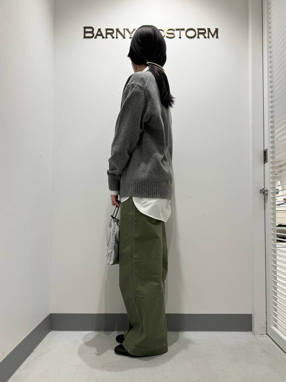 シルバー系のショルダーバッグ、グリーン系のその他パンツ、ホワイト系のシャツ/ブラウスを着用したレディースの冬コーディネートの2枚目の写真