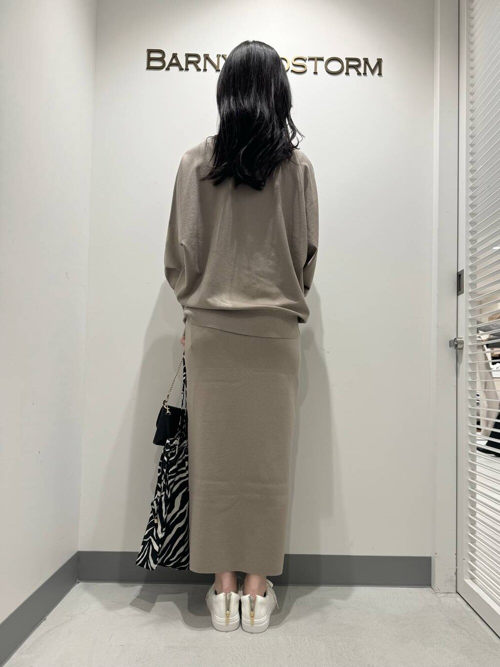 その他のトートバッグ、ベージュ系のTシャツ/カットソー、ベージュ系のスカートを着用したレディースの冬コーディネートの3枚目の写真