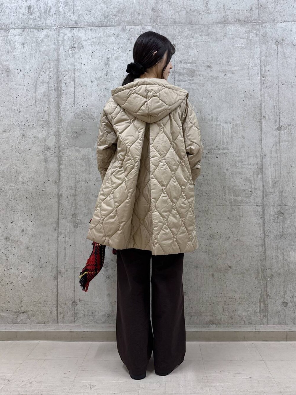 ブラック系のブーツ、ベージュ系のブルゾン、ホワイト系のTシャツ/カットソーを着用したレディースの秋コーディネートの3枚目の写真