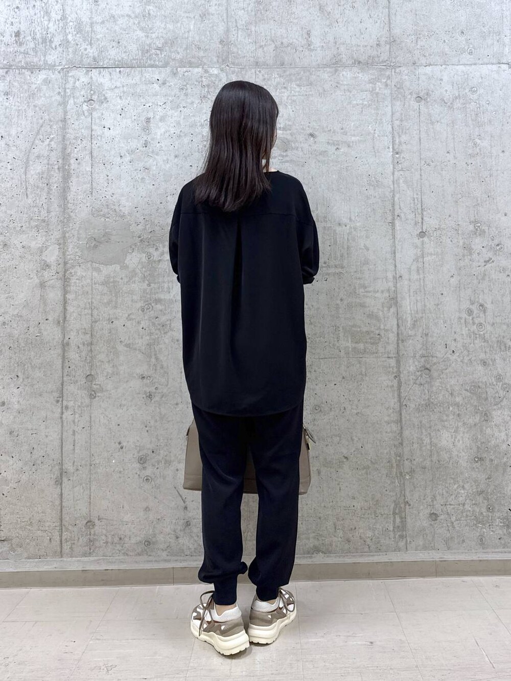 ブラック系のシャツ/ブラウス、ブラック系のその他パンツ、ブラウン系のスニーカーを着用したレディースの秋コーディネートの3枚目の写真
