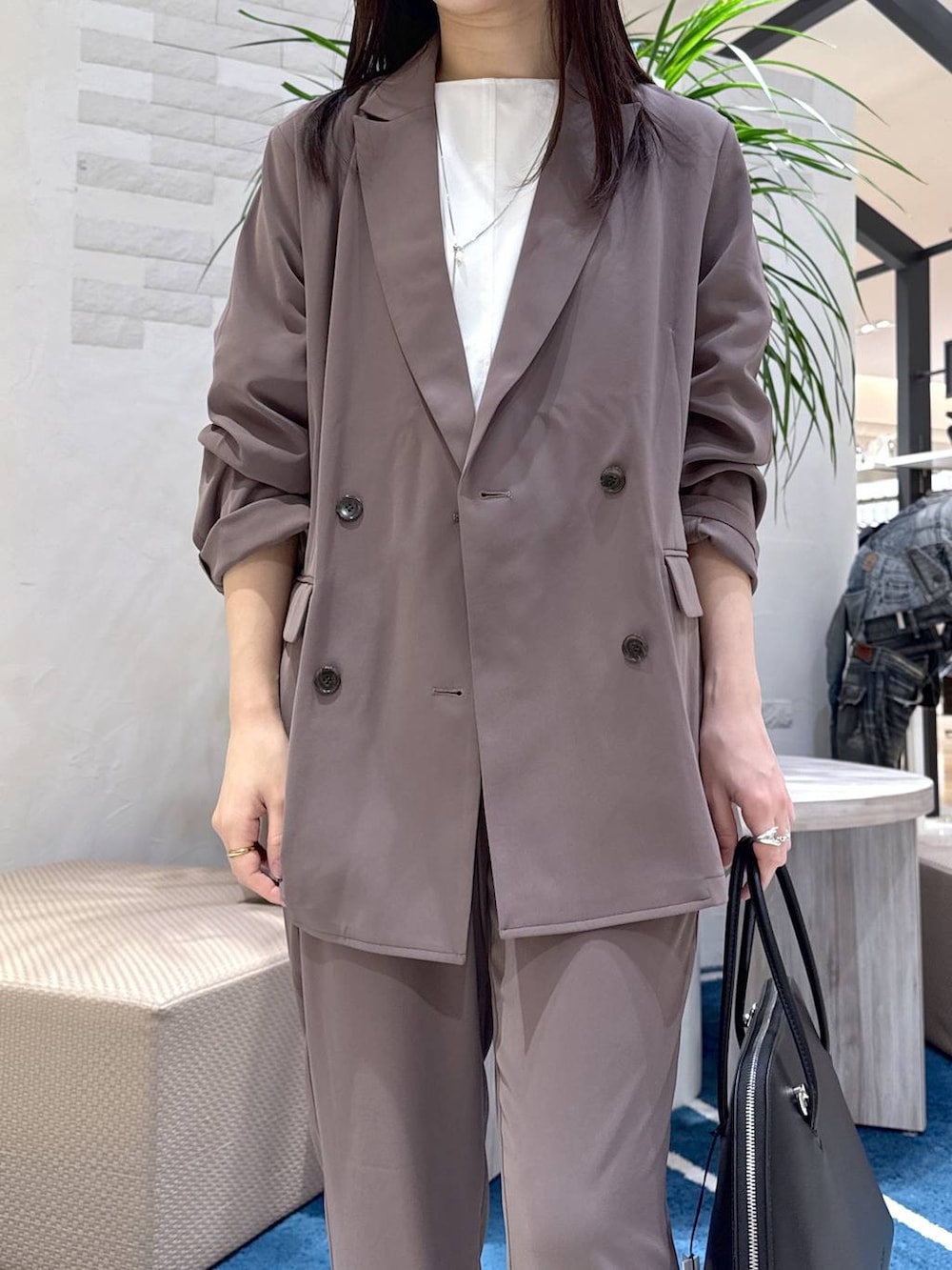 その他のトートバッグ、ホワイト系のTシャツ/カットソー、グリーン系のテーラードジャケットを着用したレディースの冬コーディネートの3枚目の写真