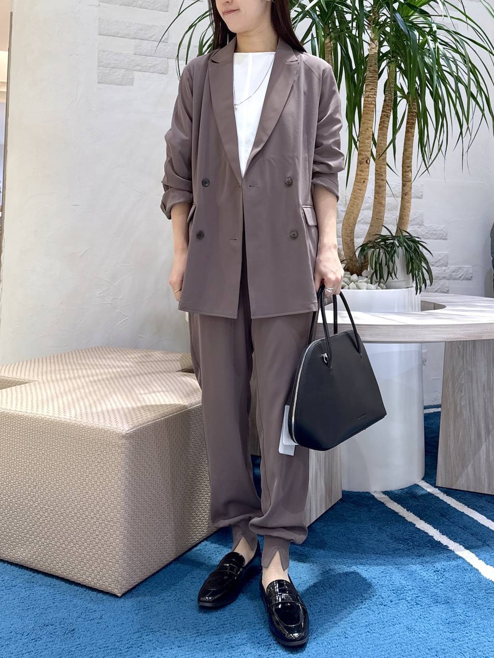 その他のトートバッグ、ホワイト系のTシャツ/カットソー、グリーン系のテーラードジャケットを着用したレディースの冬コーディネートの5枚目の写真