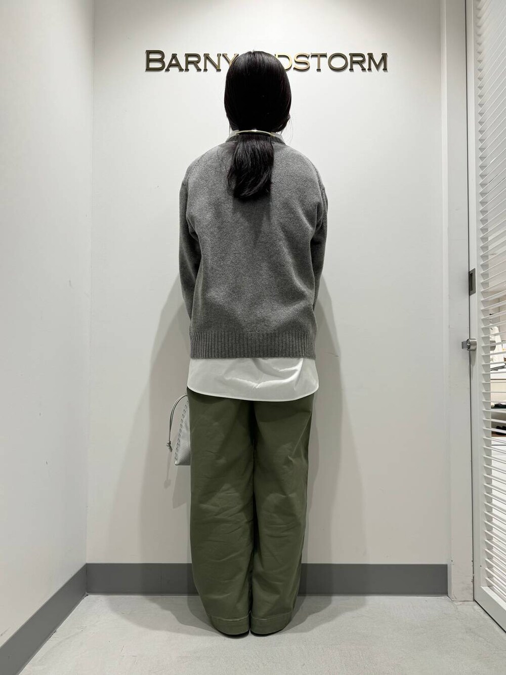 シルバー系のショルダーバッグ、グリーン系のその他パンツ、ホワイト系のシャツ/ブラウスを着用したレディースの冬コーディネートの3枚目の写真