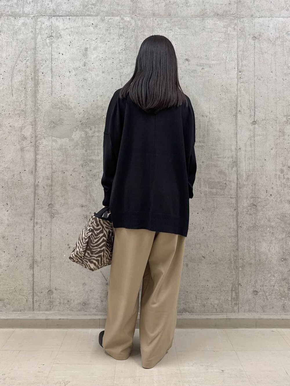 その他のトートバッグ、ブラック系のニット/セーター、ベージュ系のその他パンツを着用したレディースの冬コーディネートの3枚目の写真