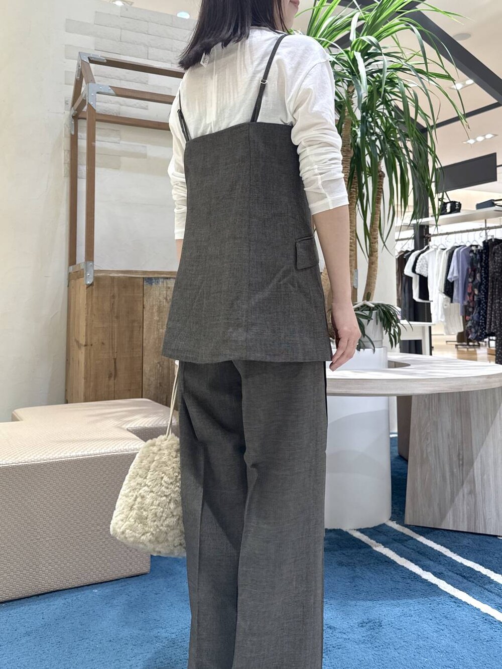 ブラック系のサンダル、ブラウン系のベスト、ホワイト系のTシャツ/カットソーを着用したレディースの夏コーディネートの5枚目の写真