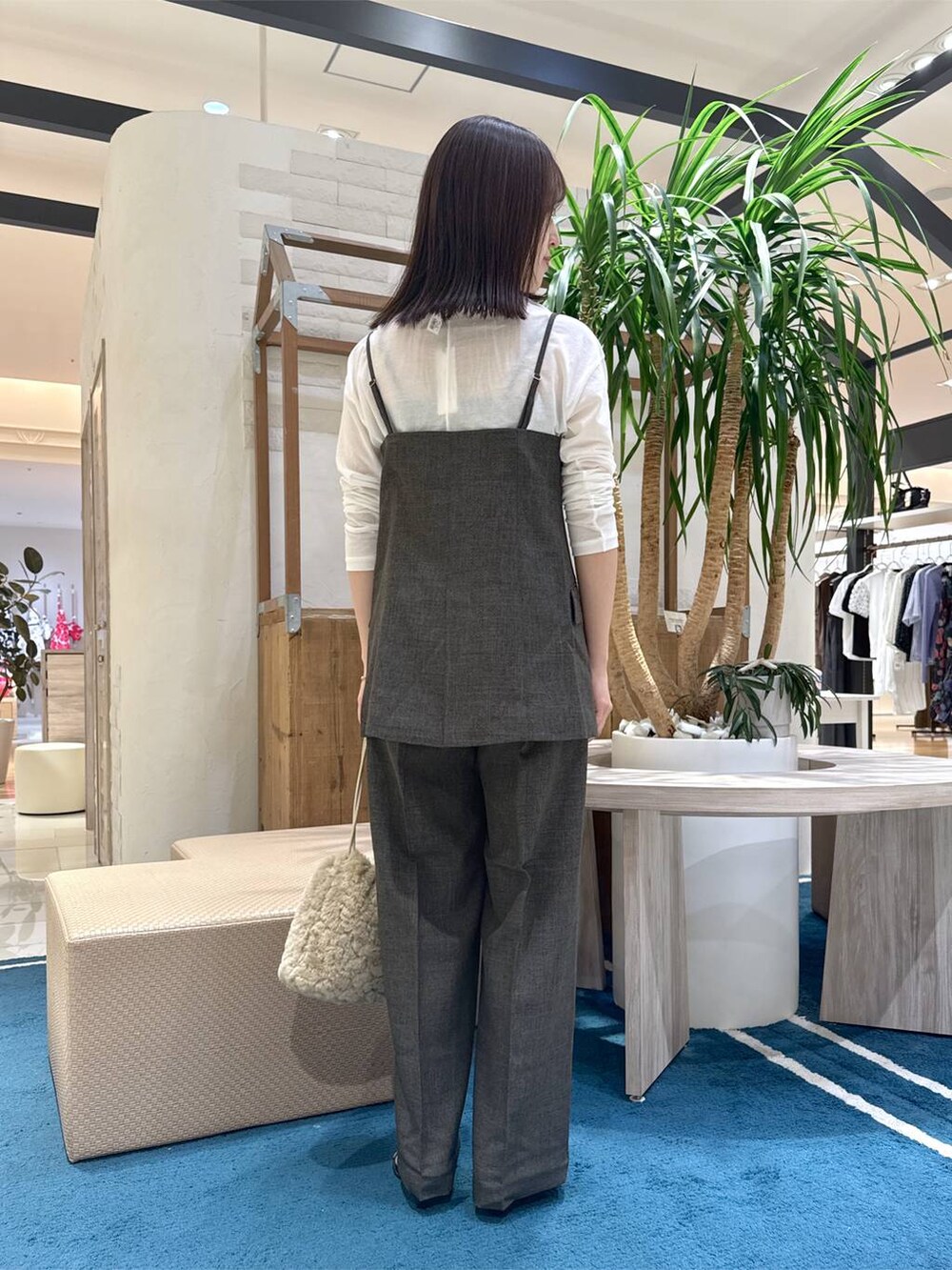 ブラック系のサンダル、ブラウン系のベスト、ホワイト系のTシャツ/カットソーを着用したレディースの夏コーディネートの3枚目の写真