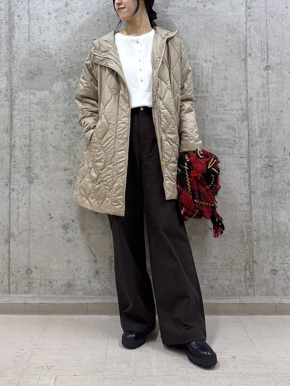 ブラック系のブーツ、ベージュ系のブルゾン、ホワイト系のTシャツ/カットソーを着用したレディースの秋コーディネートの5枚目の写真