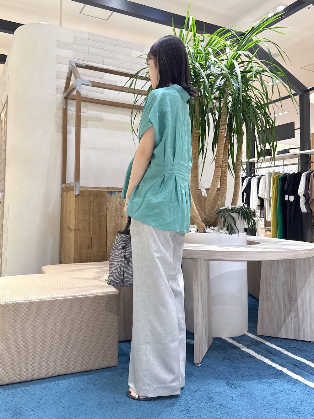グレー系のトートバッグ、グリーン系のシャツ/ブラウス、グレー系のその他パンツを着用したレディースの夏コーディネートの2枚目の写真