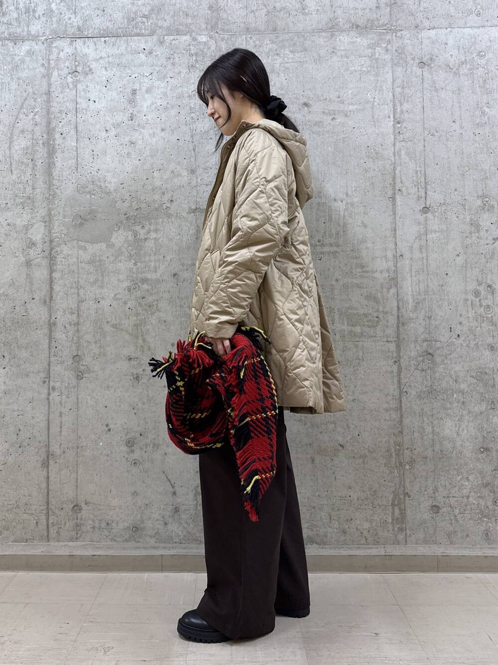 ブラック系のブーツ、ベージュ系のブルゾン、ホワイト系のTシャツ/カットソーを着用したレディースの秋コーディネートの2枚目の写真