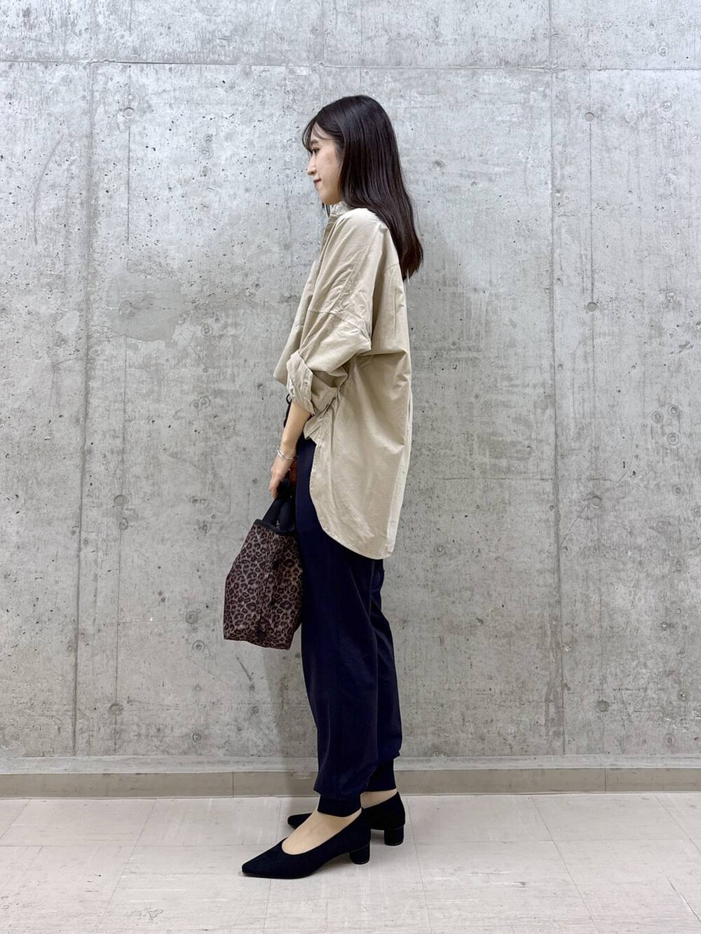 その他のトートバッグ、ベージュ系のシャツ/ブラウス、ブラック系のパンプスを着用したレディースの秋コーディネートの2枚目の写真