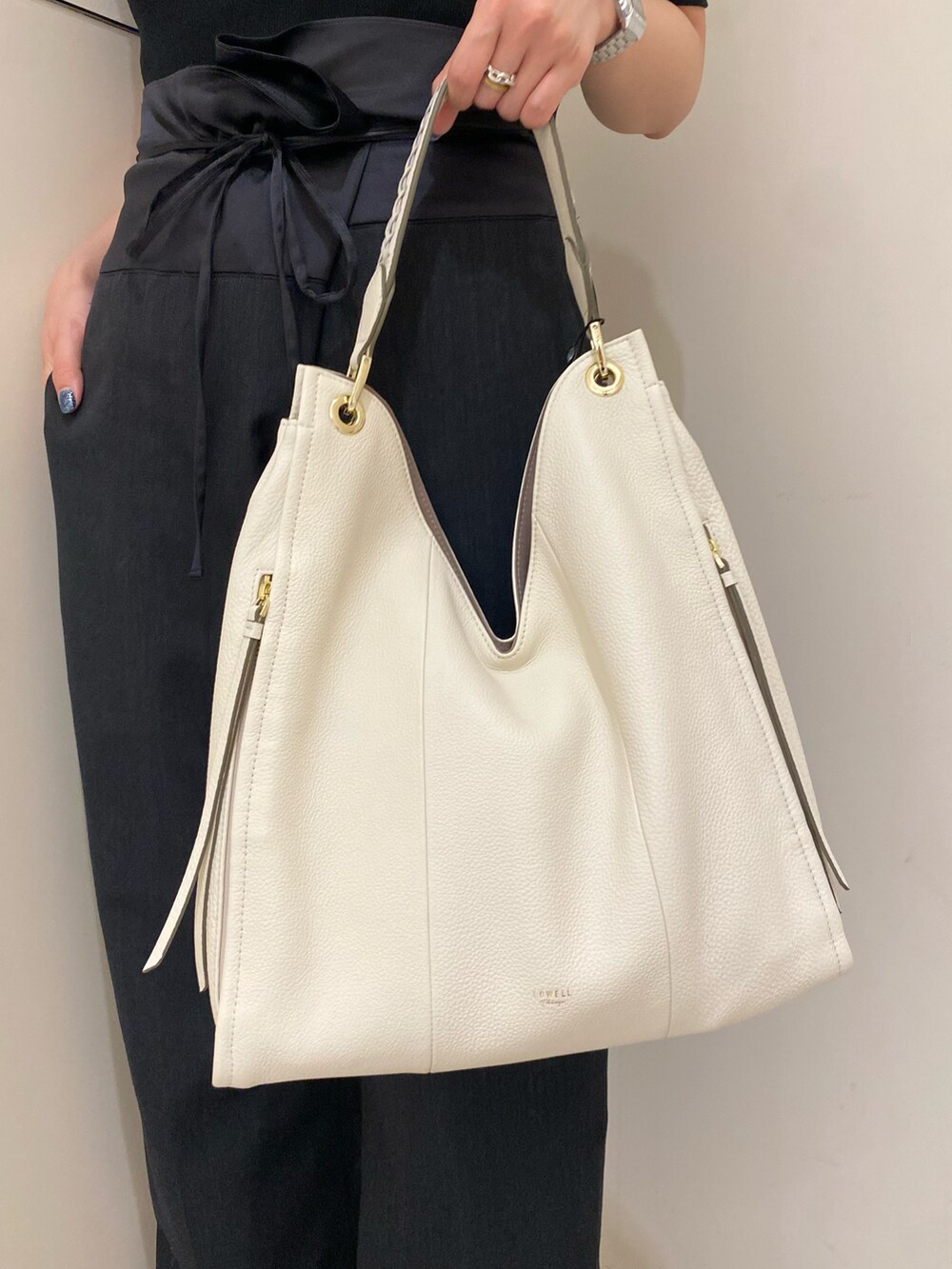 シルバー系のサンダル、ホワイト系のトートバッグを着用したレディースの夏コーディネートの5枚目の写真