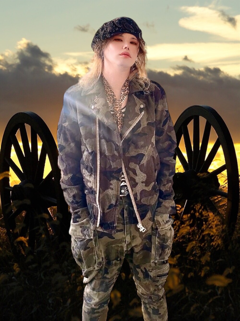 グリーン系のライダースジャケット、グリーン系のカーゴパンツ、その他のハンチング/ベレー帽を着用したメンズの秋コーディネートの3枚目の写真