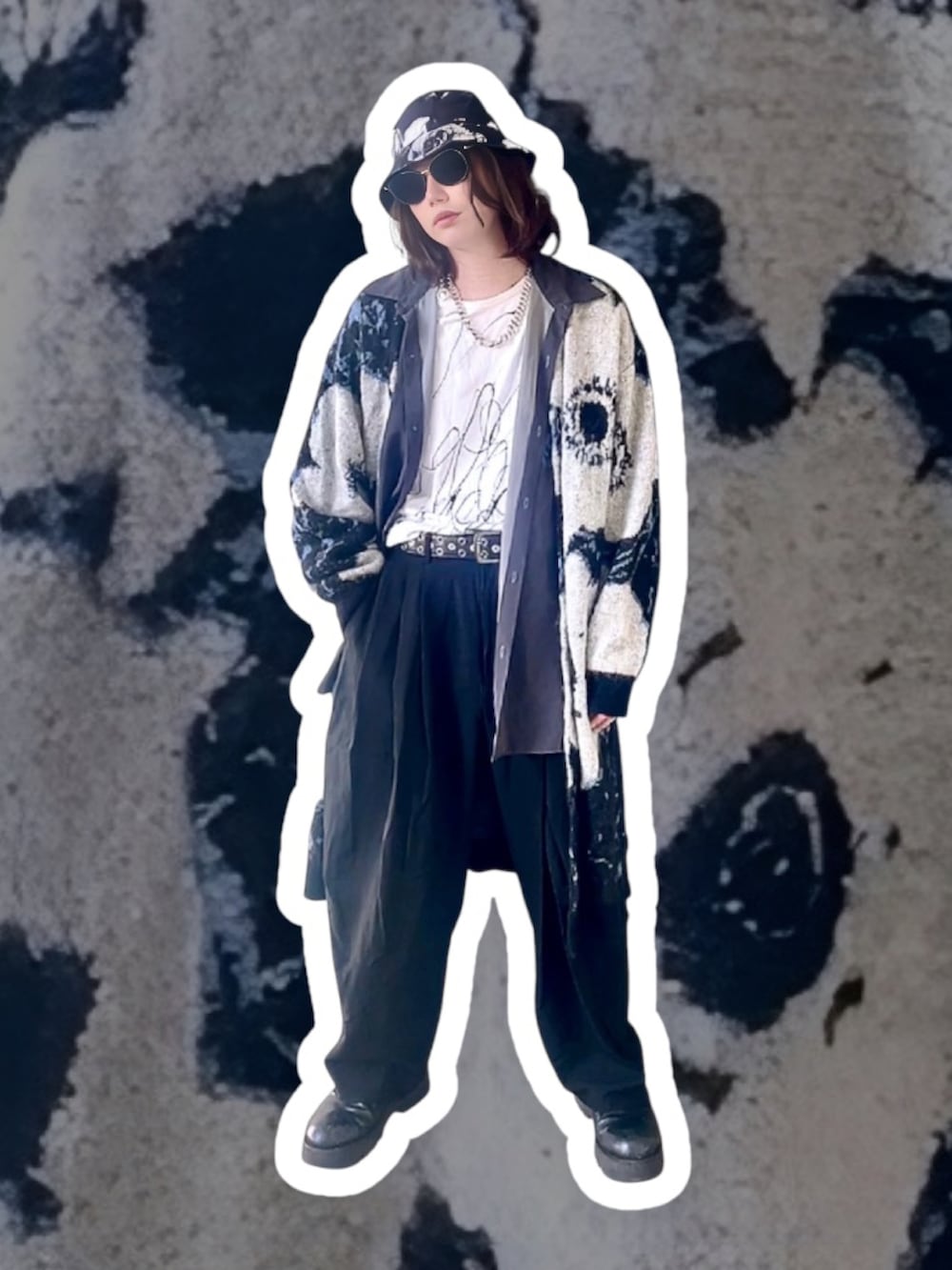 「モード、グランジ、ストリート」｜「LAD MUSICIANのPAINT FLOWER BUCKET HAT（ハット、ブルー系）」を使った、ケンさん（レディース・163cm）の春コーディネートの3枚目の写真