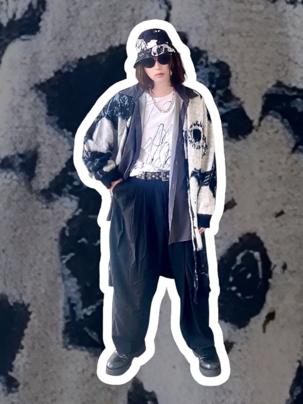 「モード、グランジ、ストリート」｜「LAD MUSICIANのPAINT FLOWER BUCKET HAT（ハット、ブルー系）」を使った、ケンさん（レディース・163cm）の春コーディネートの2枚目の写真