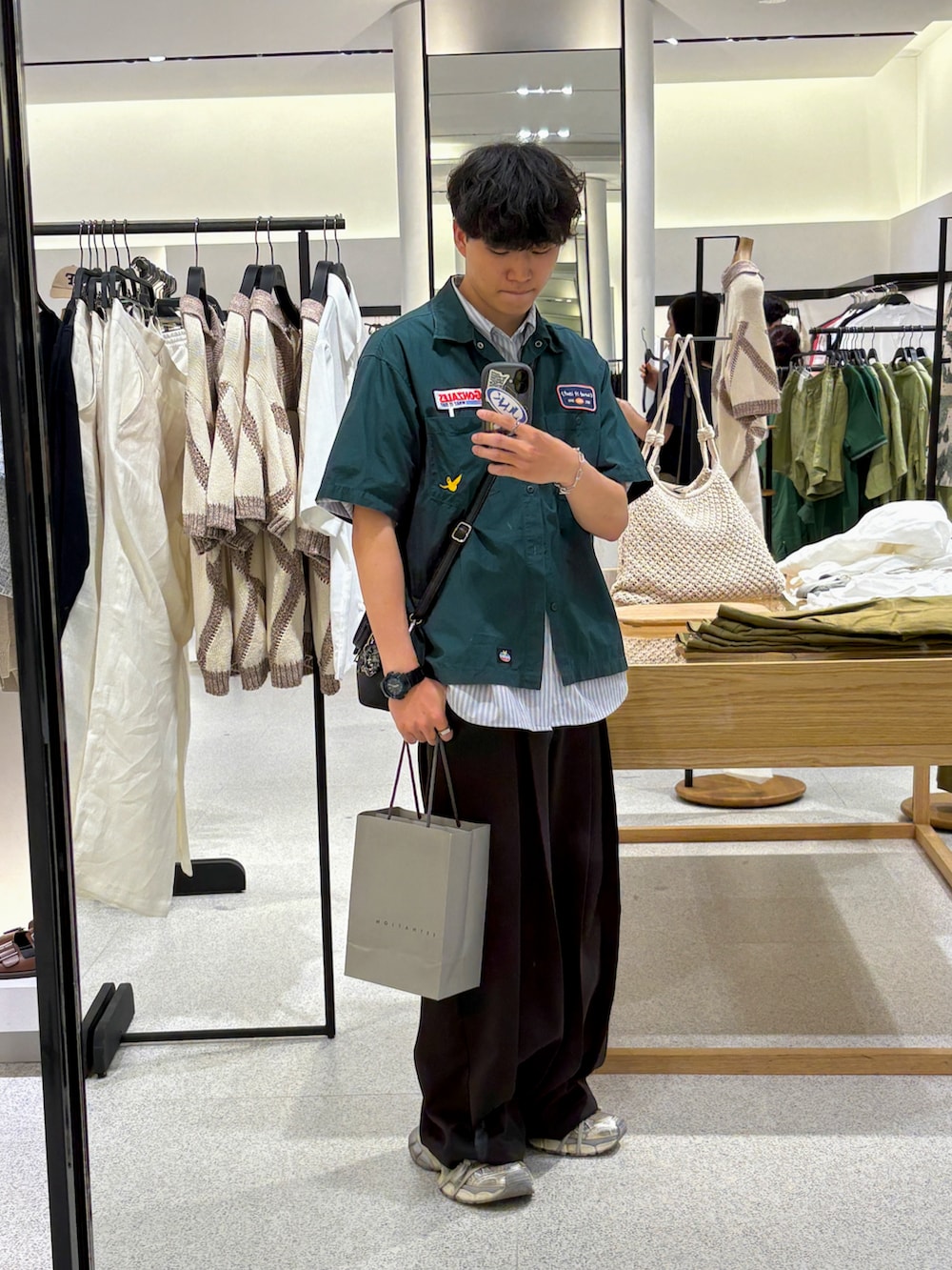 グレー系のシャツ/ブラウス、ブラック系のスラックス、ブラック系のショルダーバッグを着用したメンズの秋コーディネートの2枚目の写真