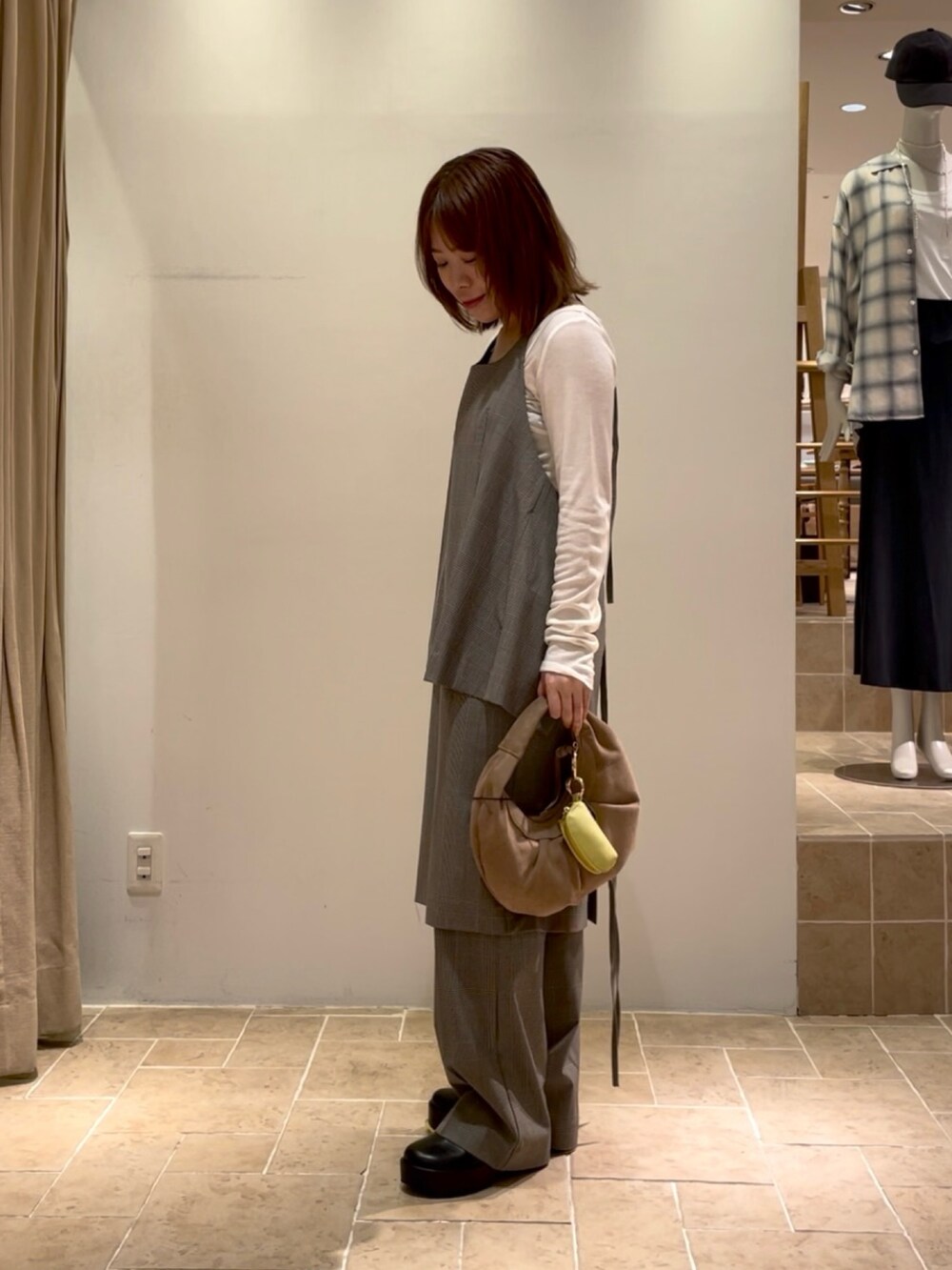 ブラウン系のシャツ/ブラウス、ブラウン系のその他パンツ、ベージュ系のトートバッグを着用したレディースの夏コーディネートの2枚目の写真