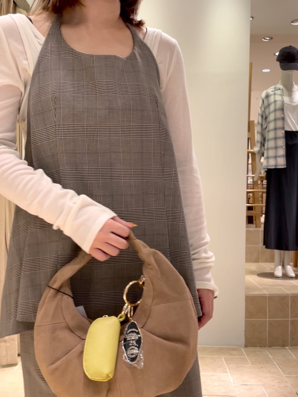 ブラウン系のシャツ/ブラウス、ブラウン系のその他パンツ、ベージュ系のトートバッグを着用したレディースの夏コーディネートの3枚目の写真