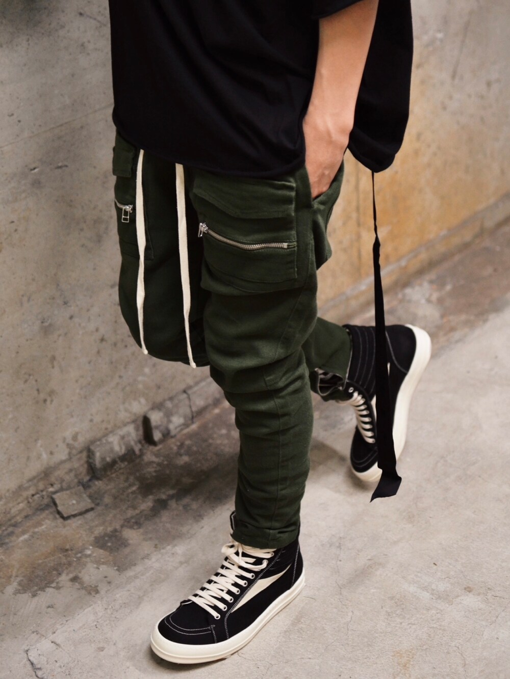 グリーン系のカーゴパンツを着用したメンズの夏コーディネートの2枚目の写真