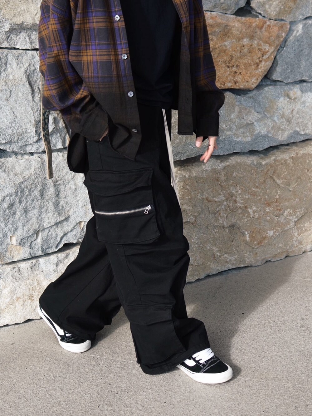 ブラック系のカーゴパンツを着用したメンズの夏コーディネートの2枚目の写真