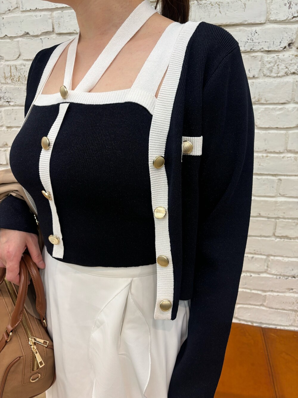 イエロー系のボストンバッグ、ブルー系のキャミソール、ブルー系のカーディガン/ボレロを着用したレディースの冬コーディネートの7枚目の写真