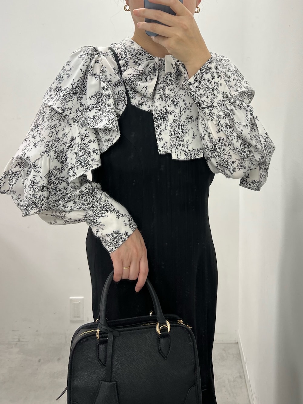 グレー系のワンピース、ブラック系のシャツ/ブラウス、ブラック系のブーツを着用したレディースの冬コーディネートの2枚目の写真