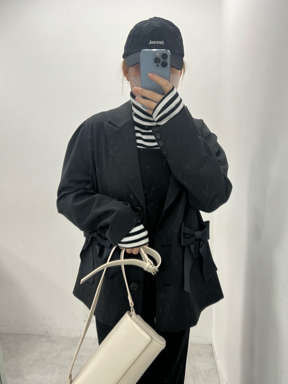 ブラック系のワンピース、ブラック系のテーラードジャケット、ブラック系のTシャツ/カットソーを着用したレディースの冬コーディネートの2枚目の写真