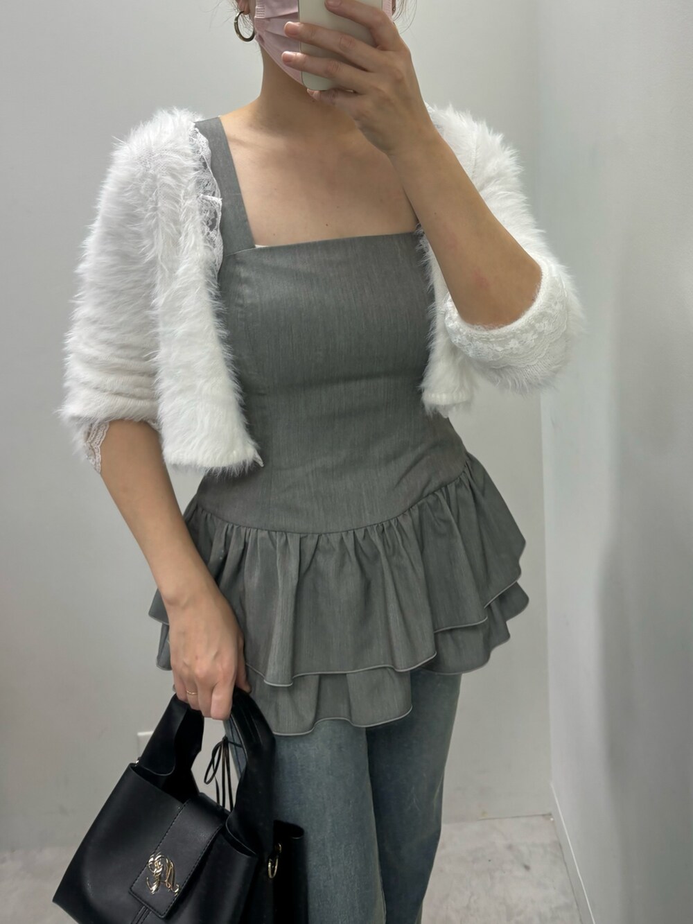 ブルー系のデニムパンツ、グレー系のシャツ/ブラウス、ホワイト系のカーディガン/ボレロを着用したレディースの秋コーディネートの3枚目の写真