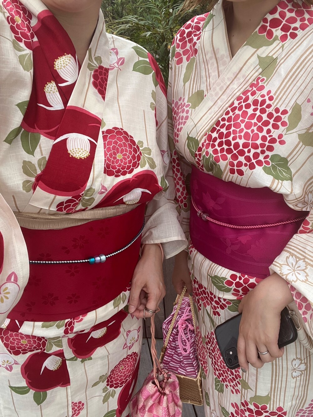 ホワイト系の浴衣を着用したレディースの夏コーディネートの7枚目の写真