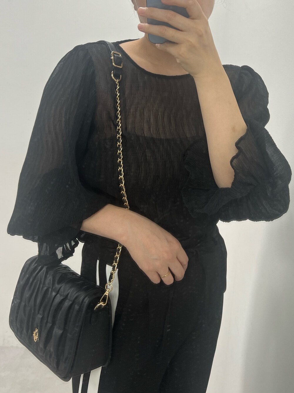 ブラック系のスラックス、ブラック系のシャツ/ブラウス、ブラック系のショルダーバッグを着用したレディースの夏コーディネートの2枚目の写真