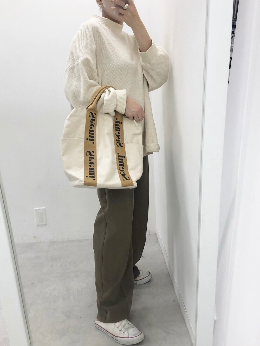 ホワイト系のショルダーバッグ、ホワイト系のTシャツ/カットソーを着用したレディースの秋コーディネートの3枚目の写真