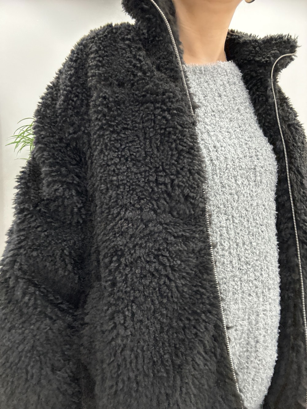 ブラック系のブルゾン、グレー系のニット/セーター、ブラック系のショルダーバッグを着用したレディースの秋コーディネートの4枚目の写真