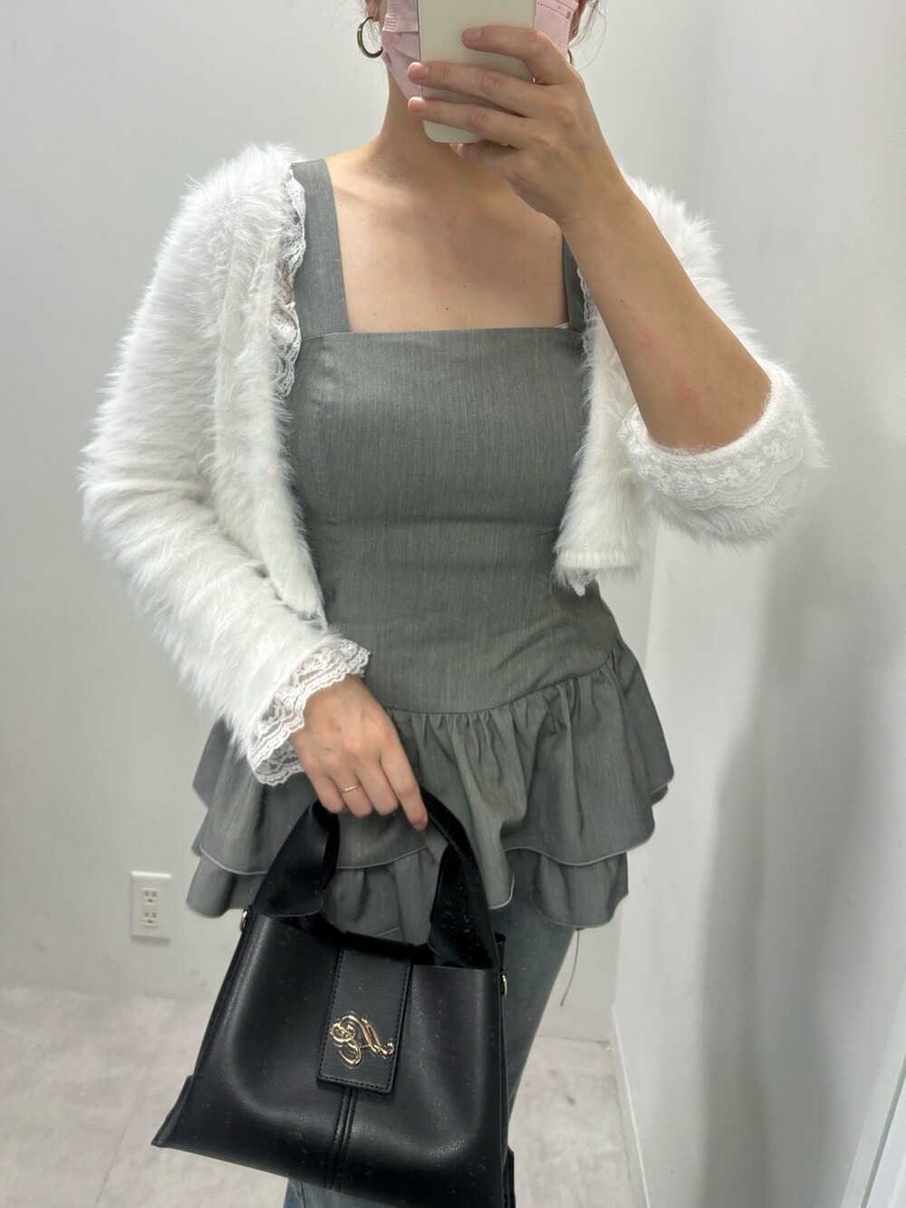 ブルー系のデニムパンツ、グレー系のシャツ/ブラウス、ホワイト系のカーディガン/ボレロを着用したレディースの秋コーディネートの4枚目の写真