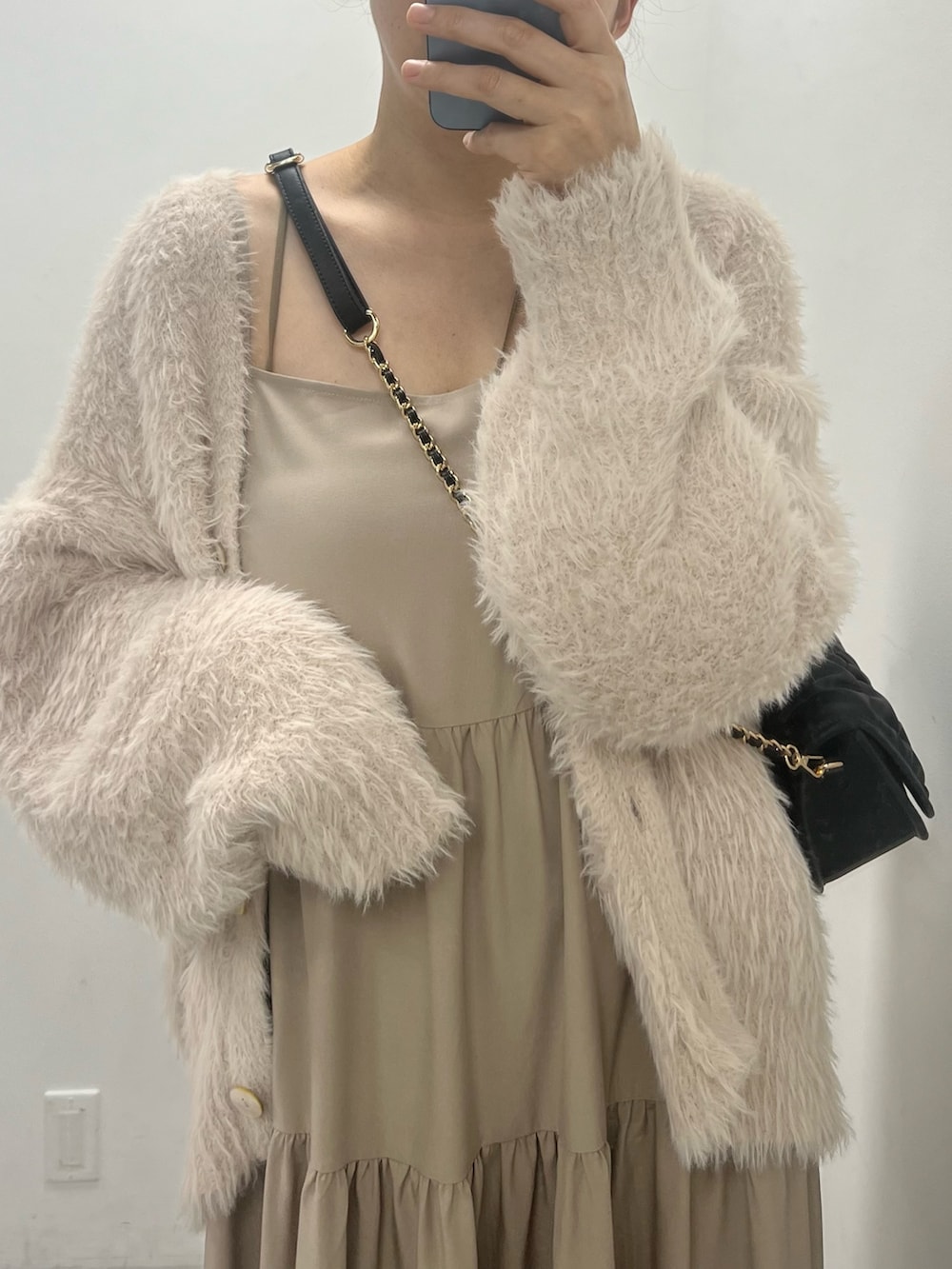 ベージュ系のワンピース、ベージュ系のカーディガン/ボレロ、ホワイト系のサンダルを着用したレディースの夏コーディネートの2枚目の写真