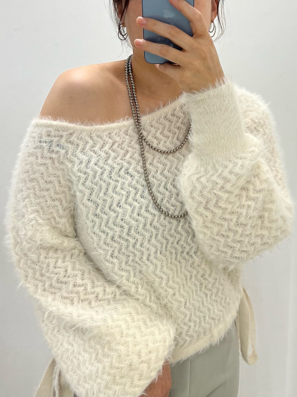 グレー系のスウェットパンツ、ホワイト系のトートバッグ、ホワイト系のニット/セーターを着用したレディースの夏コーディネートの2枚目の写真