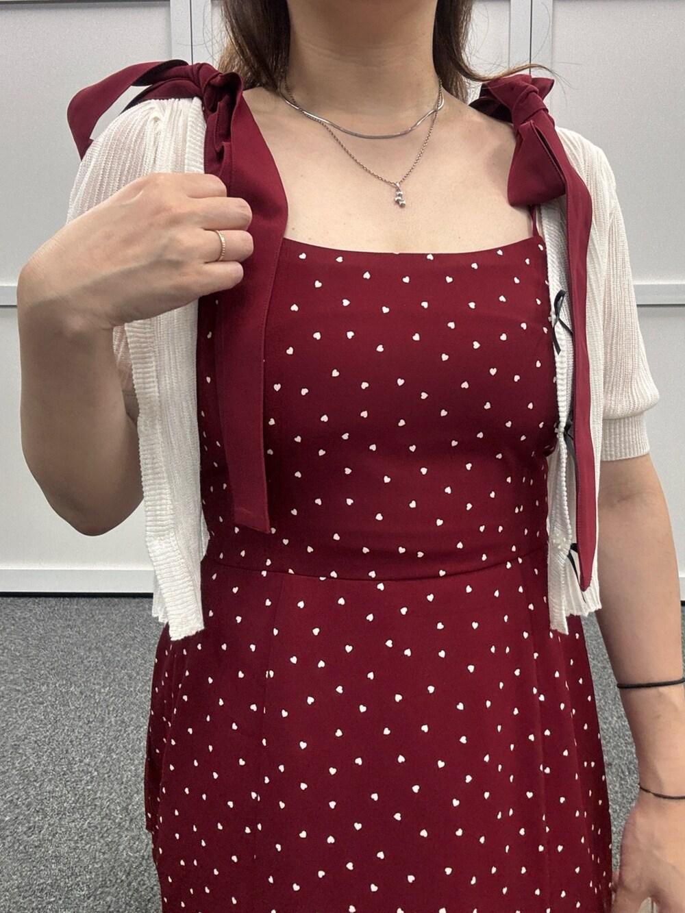 レッド系のワンピース、ホワイト系のトートバッグ、シルバー系のサンダルを着用したレディースの夏コーディネートの2枚目の写真