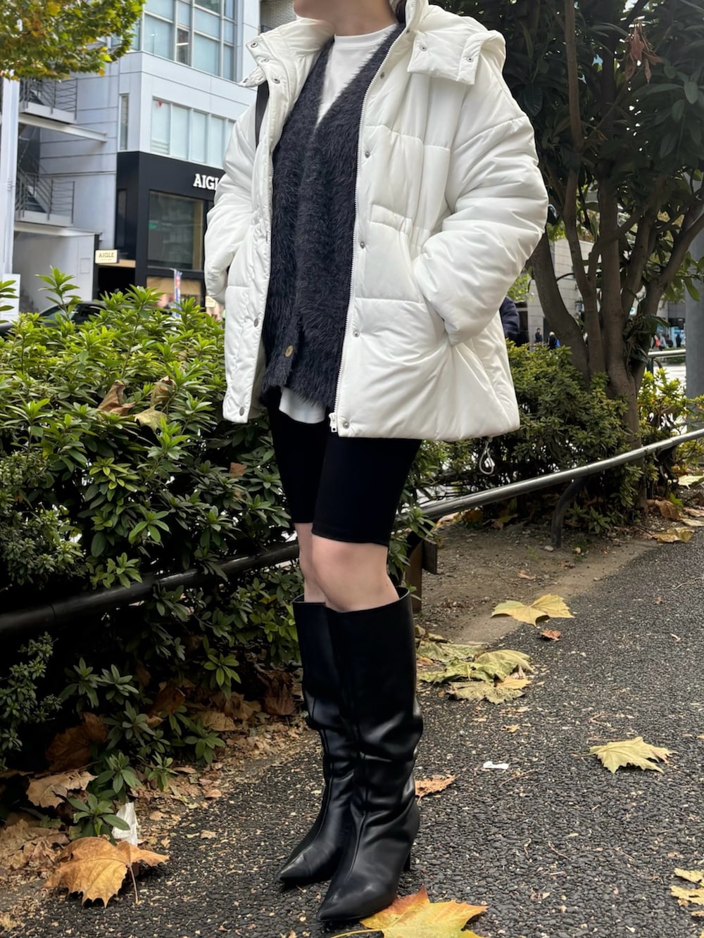 ブラック系のその他パンツ、ホワイト系のTシャツ/カットソー、グレー系のカーディガン/ボレロを着用したレディースの冬コーディネートの2枚目の写真