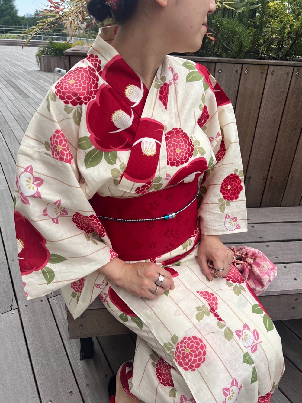 ホワイト系の浴衣を着用したレディースの夏コーディネートの5枚目の写真