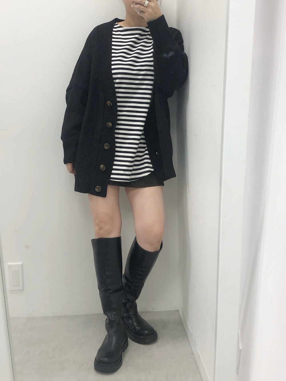 ブラック系のブーツ、ブラック系のカーディガン/ボレロ、ブルー系のTシャツ/カットソーを着用したレディースの冬コーディネートの3枚目の写真