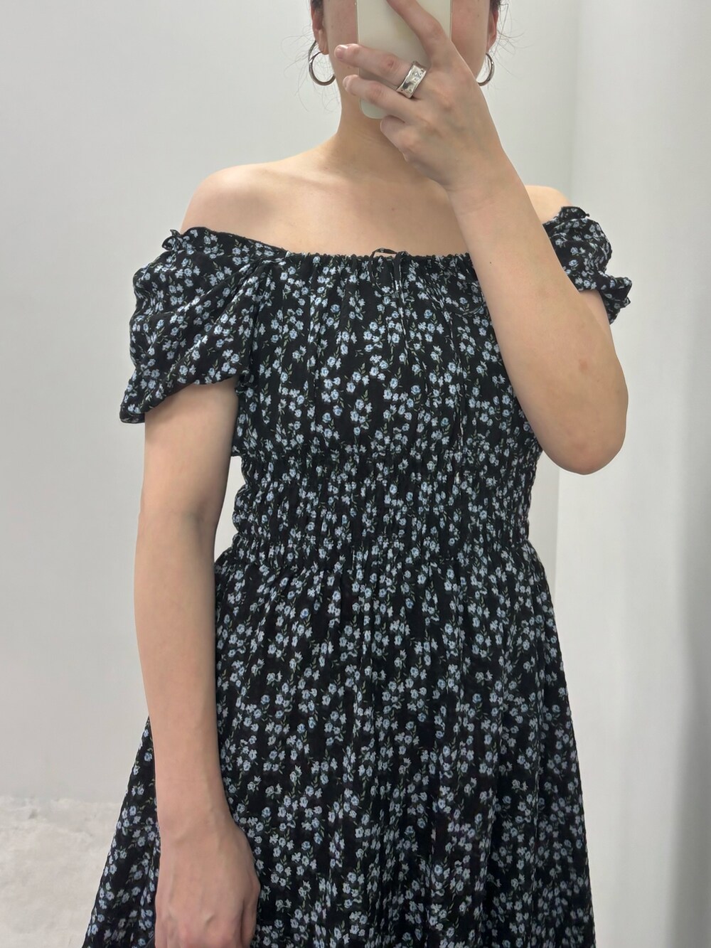 ブラック系のワンピース、ホワイト系のバレエシューズ、ベージュ系のハンドバッグを着用したレディースの夏コーディネートの2枚目の写真