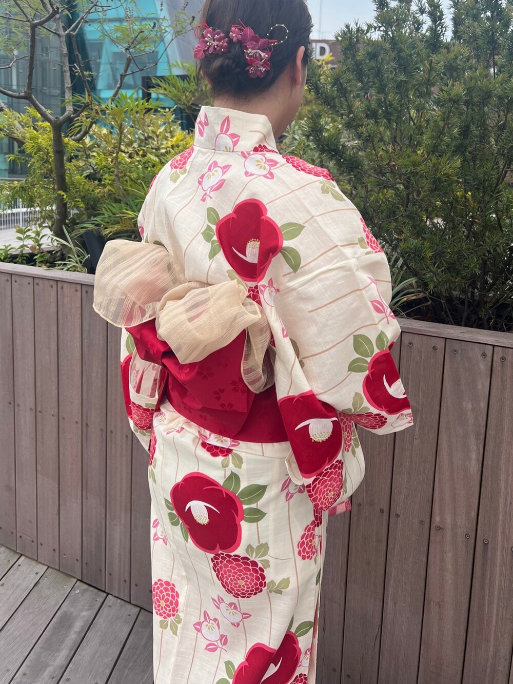 ホワイト系の浴衣を着用したレディースの夏コーディネートの4枚目の写真