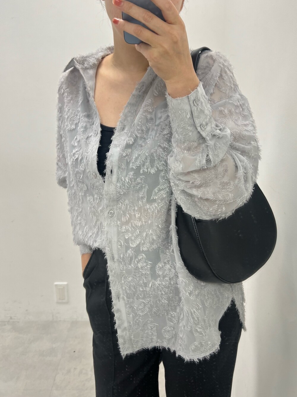 ブラック系のスラックス、グレー系のシャツ/ブラウス、ブラック系のローファーを着用したレディースの夏コーディネートの3枚目の写真