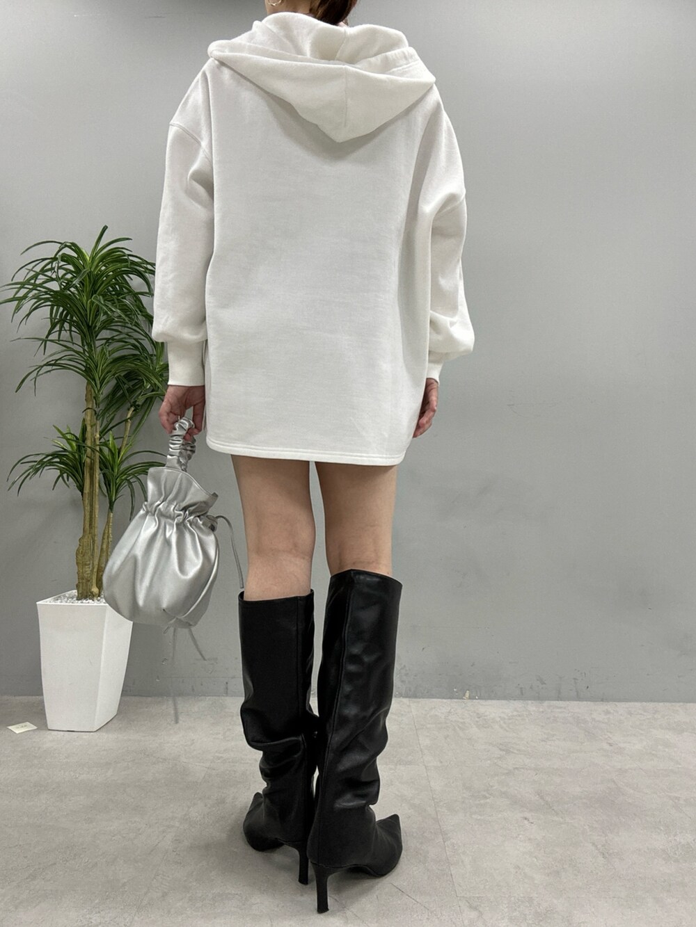 ホワイト系のパーカーを着用したレディースの秋コーディネートの3枚目の写真