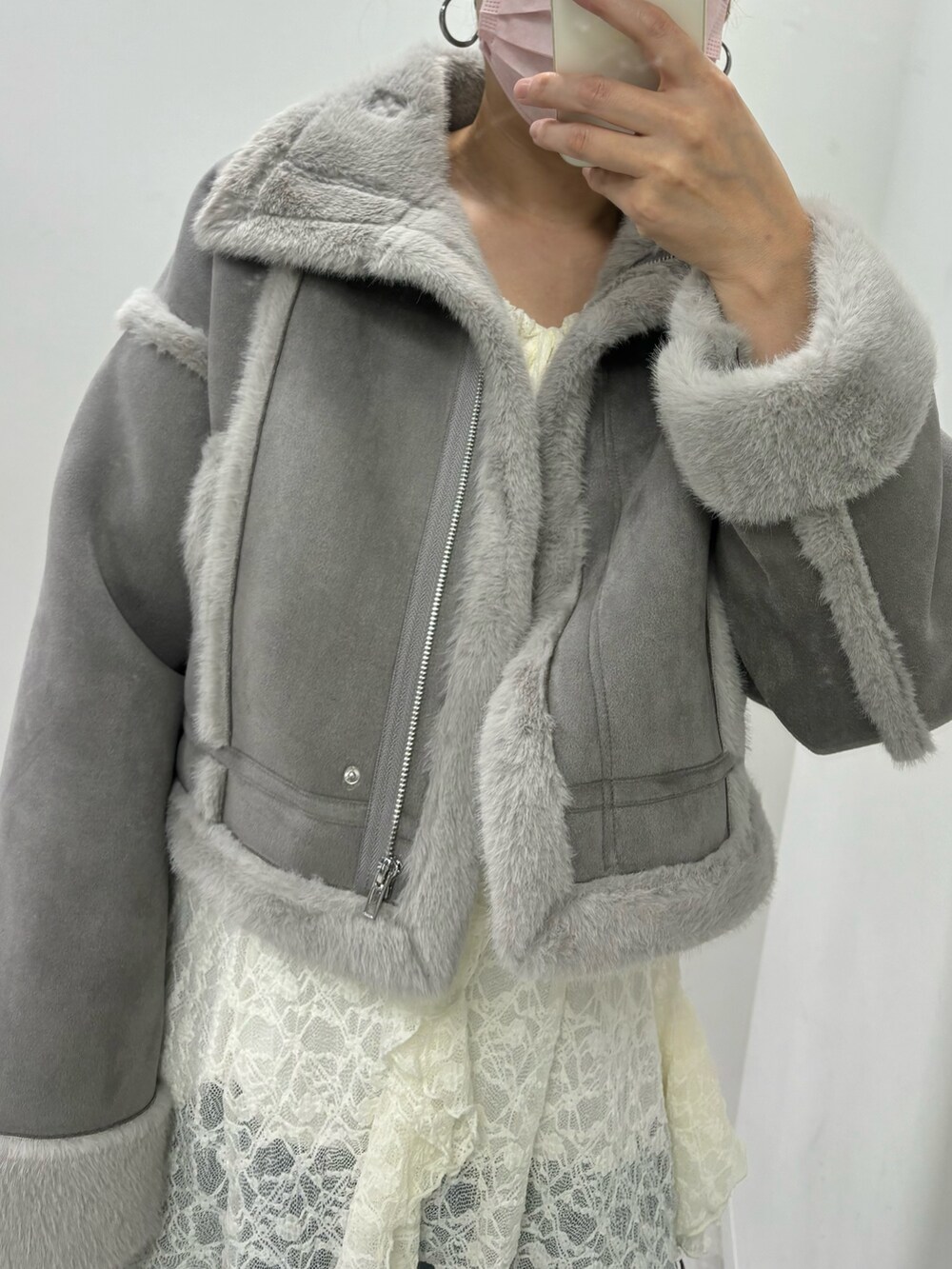 ブルー系のデニムパンツ、ブラウン系のムートンコートを着用したレディースの秋コーディネートの3枚目の写真