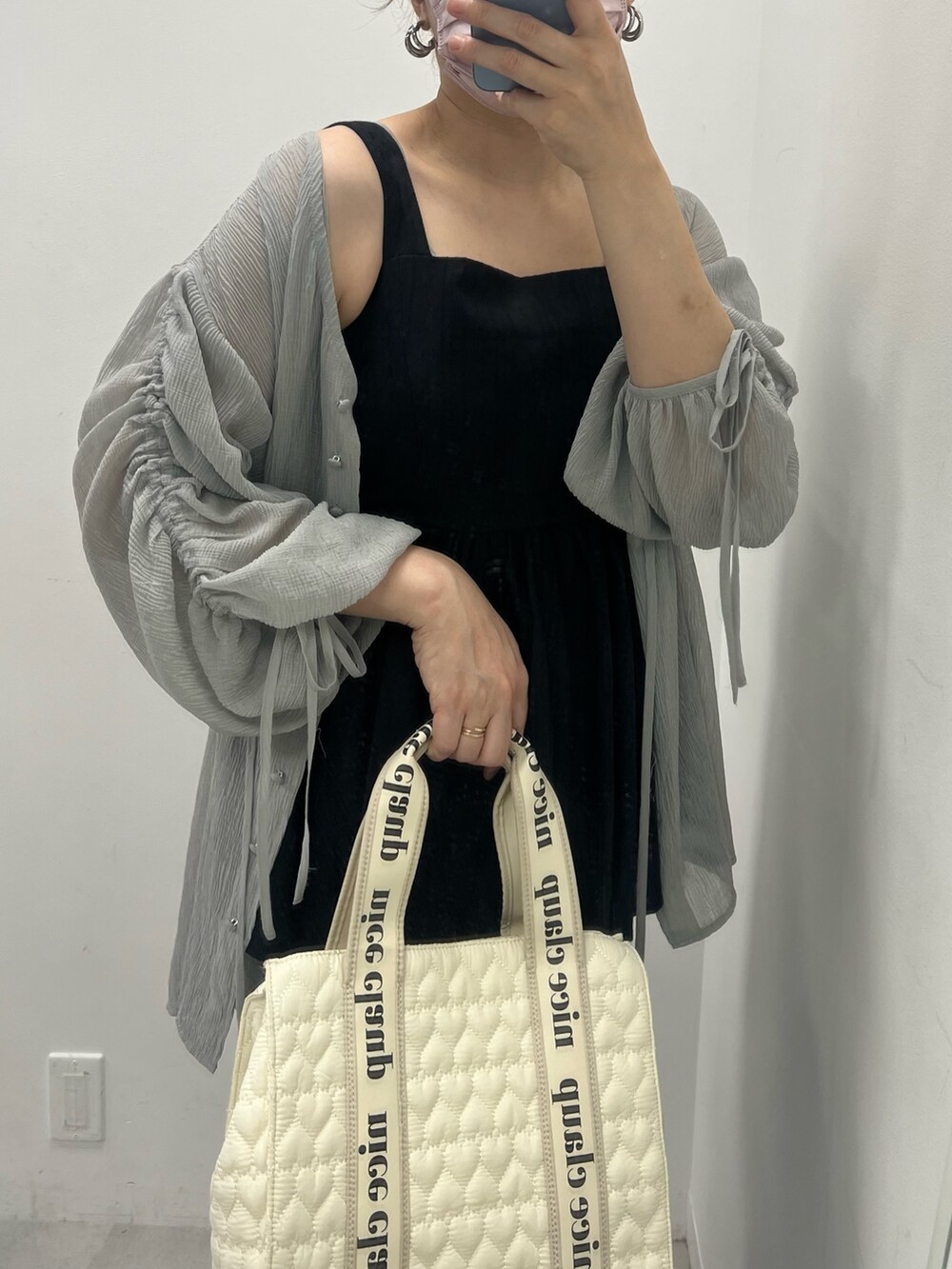 その他のデニムパンツ、ホワイト系のトートバッグ、ブラック系のサンダルを着用したレディースの夏コーディネートの2枚目の写真