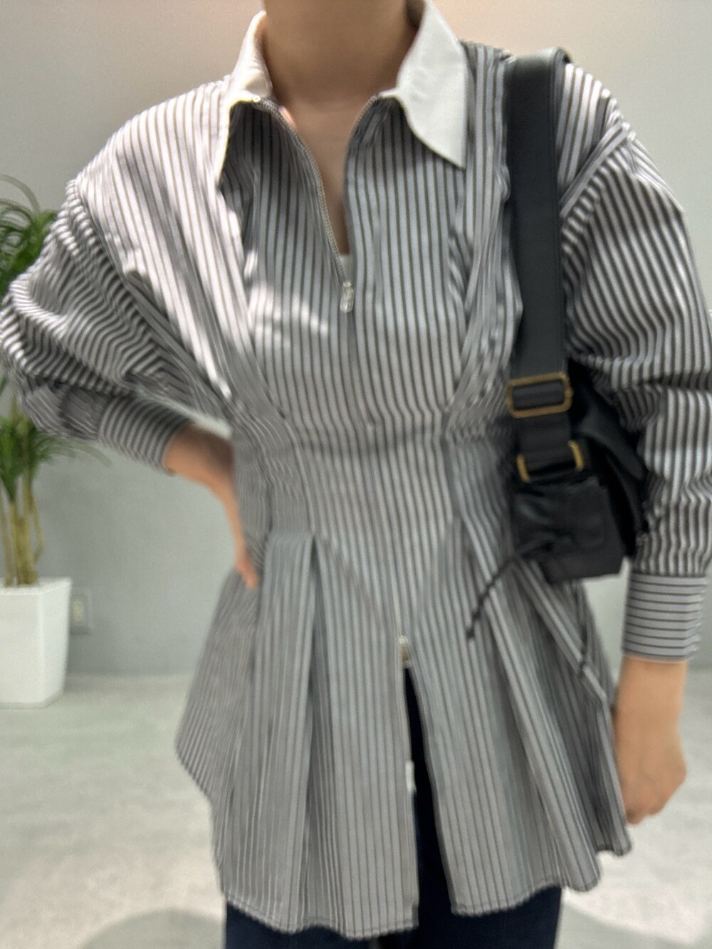 ブルー系のデニムパンツ、ブラック系のシャツワンピース、ブラック系のサンダルを着用したレディースの夏コーディネートの3枚目の写真
