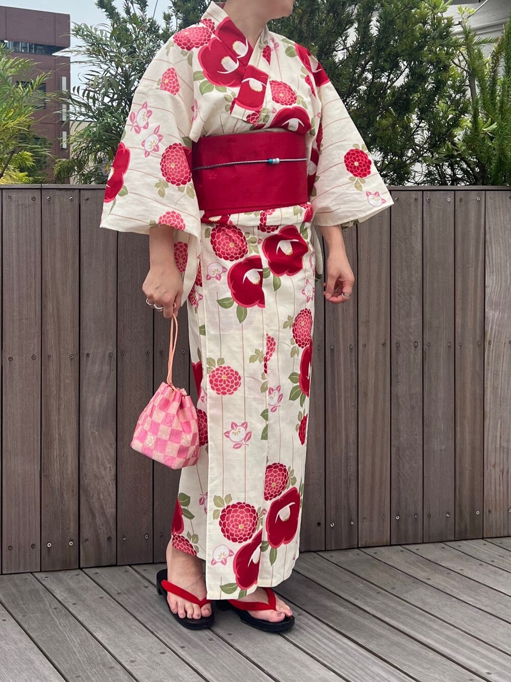 ホワイト系の浴衣を着用したレディースの夏コーディネートの2枚目の写真